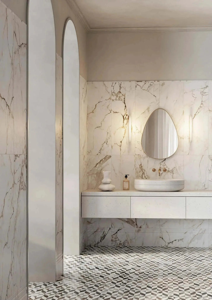 Gres porcellanato effetto marmo chiaro con venature eleganti