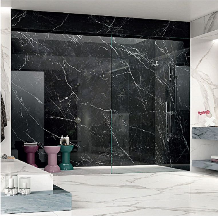Bagno moderno con piastrelle e rivestimenti contemporanei