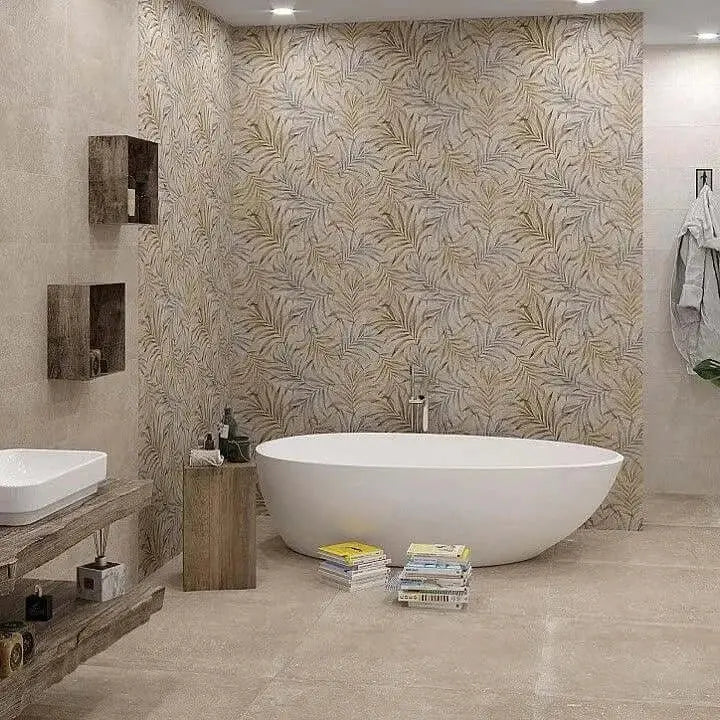 Bagno piccolo con rivestimento chiaro e finiture coordinate
