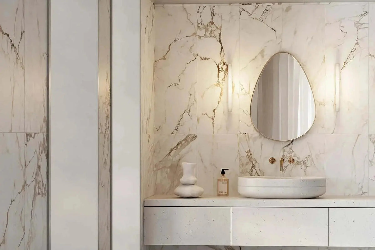 Gres porcellanato effetto marmo chiaro con venature eleganti