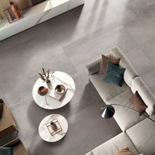 Carica l'immagine nel visualizzatore di Gallery, ABK Interno 9 Silver 60x120 cm, pavimento in gres porcellanato grigio effetto metallo in soggiorno moderno